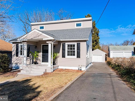 2nd image of 2037 Chester Ave