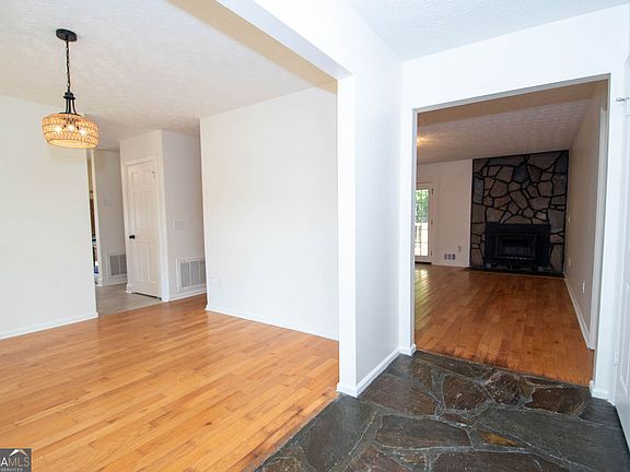 3rd image of 598 Beavers Rd