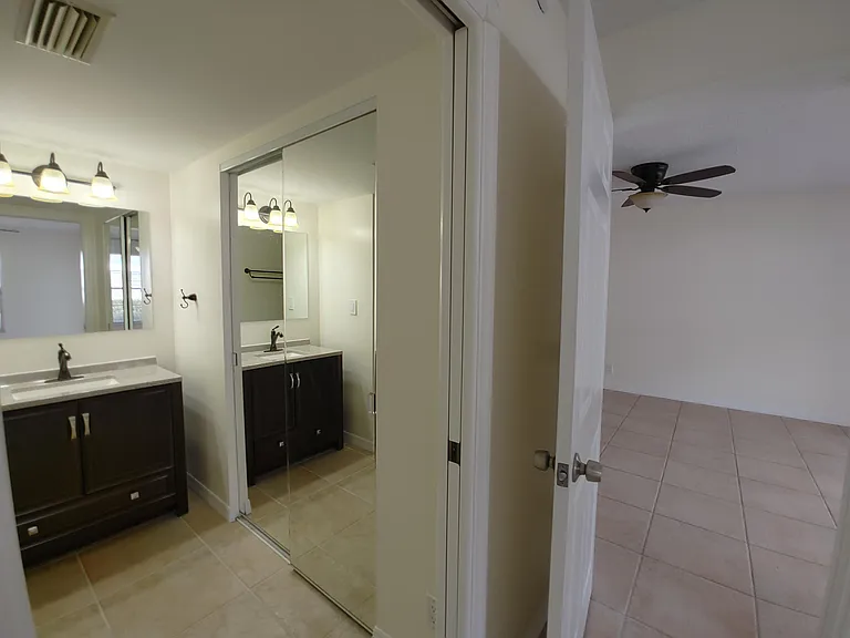 801 SE Central Pkwy #7 — Photo 11