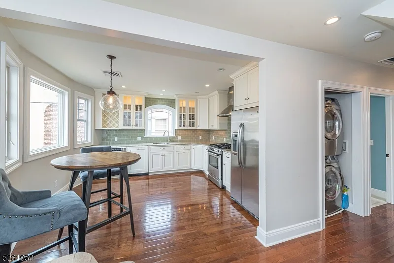 2 bed, 1.0 bath, $3,000 — Photo 1