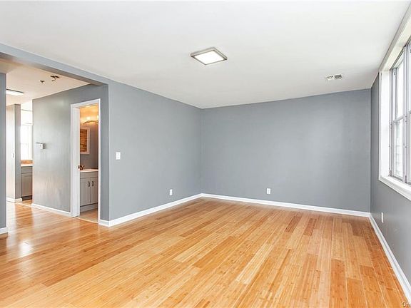 5th image of 327 Admiral Ln #1327D