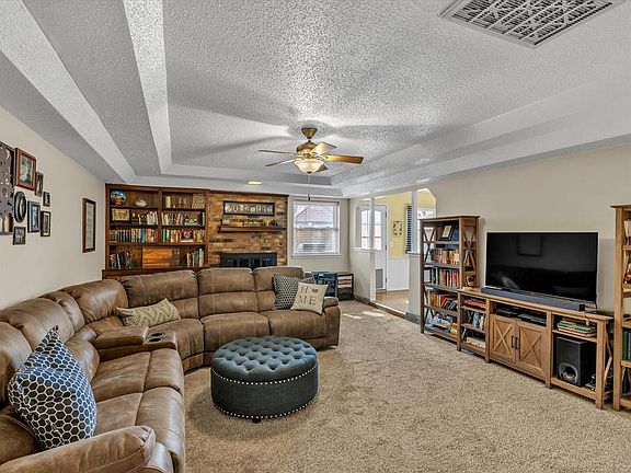 5th image of 328 E Meade Dr
