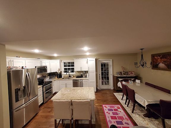 5th image of 2581 Oak St