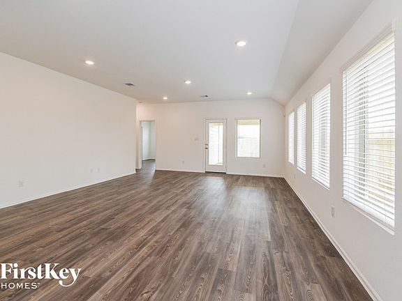 3rd image of 716 Willow Harbor Ln