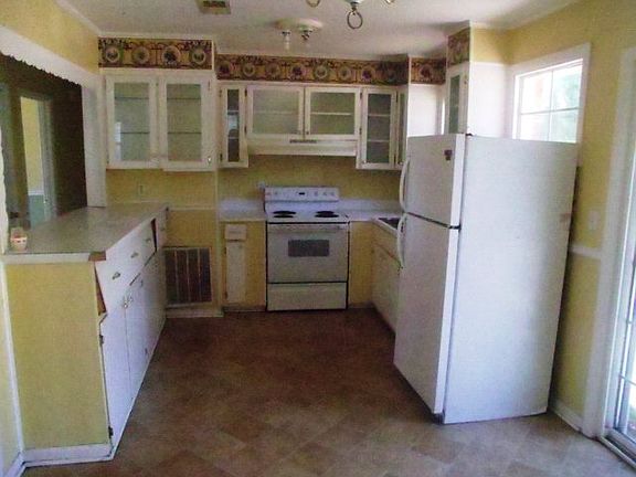 3rd image of 2528 Kensington Dr E