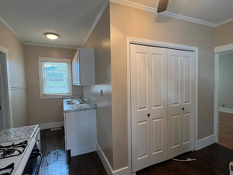 506 W South St — Photo 2