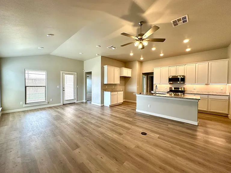 2933 Abbeville Ave — Photo 2