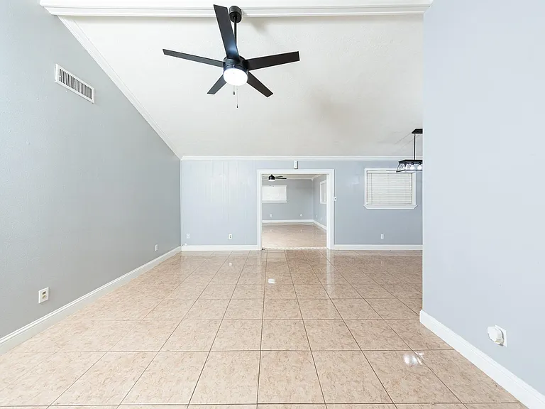 823 Parkhill St — Photo 6