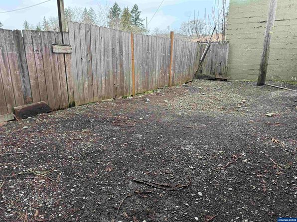 875 S 1st Ave, Mill City, OR 97360