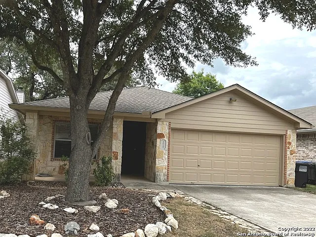 3 bed, 2.0 bath, 1752 sqft, $2,000 — Photo 1