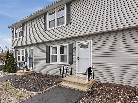 3rd image of 270 Sunderland Rd APT 2
