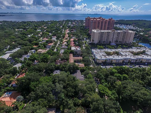 3rd image of 125 Edgewater Dr APT 2