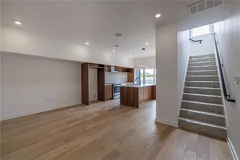 5th image of 406 SE Mulberry Ct #406
