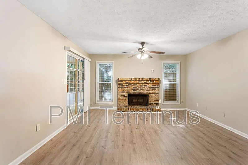 4 bed, 3.0 bath, 2428 sqft, $2,500 — Photo 4