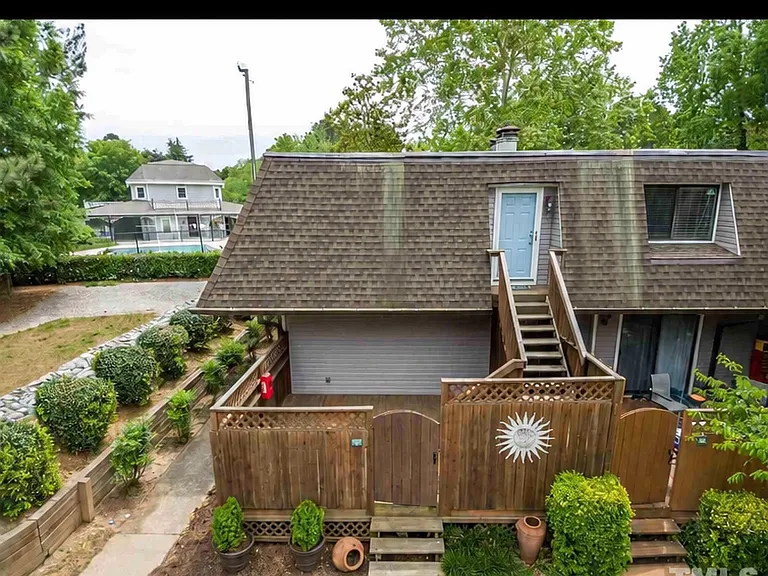 111 Brookberry Cir — Photo 2