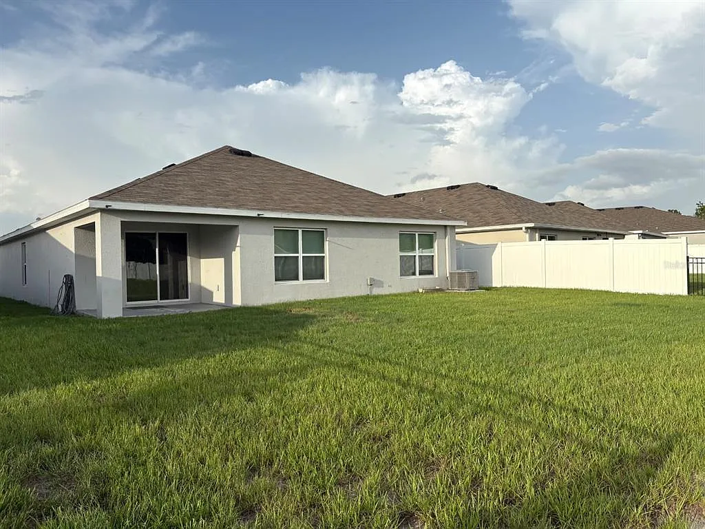 4 bed, 2.0 bath, 1812 sqft, $2,400 — Photo 2