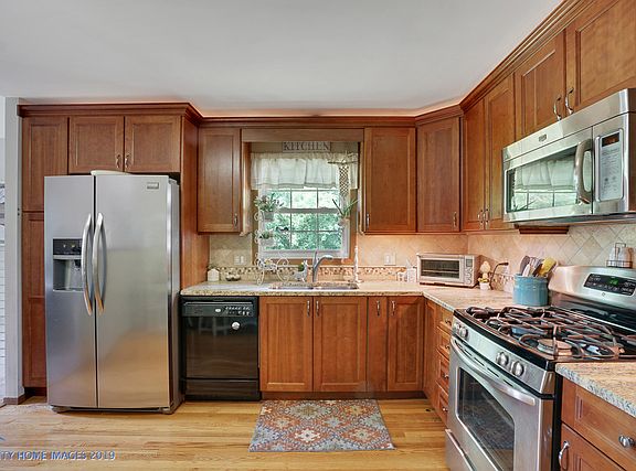 3rd image of 546 Roosevelt Ct