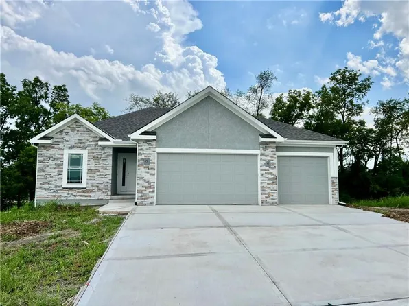 1949 Longview Dr, Liberty, MO 64068