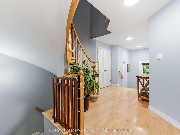 4th image of 125 Montmorency Way