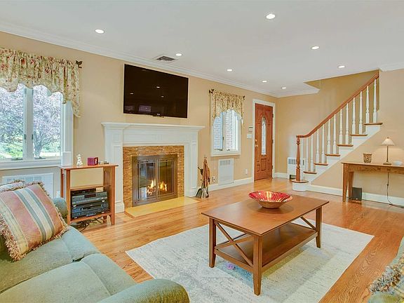 4th image of 52 Glen Cove Dr