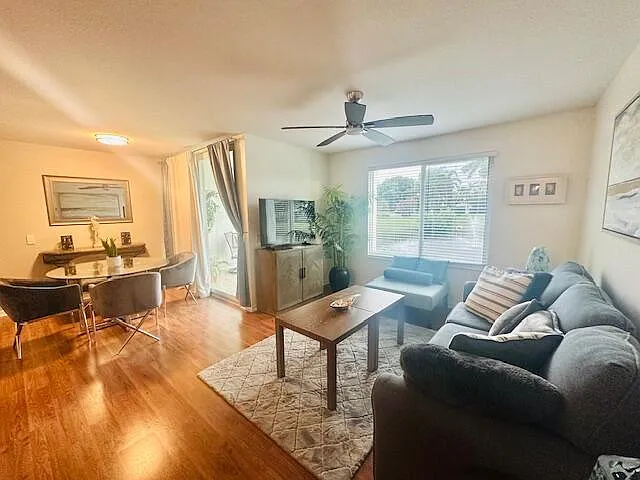 3 bed, 2.0 bath, 1233 sqft, $2,400 — Photo 4