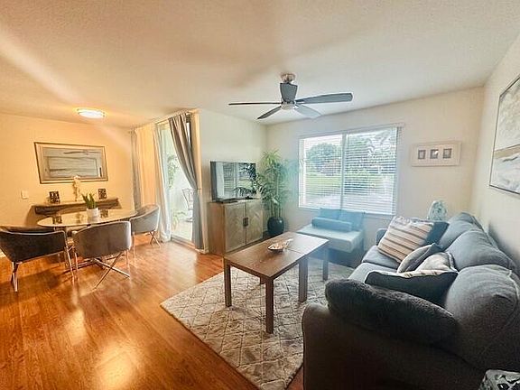 4th image of 402 Villa Cir #402