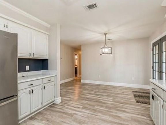 3rd image of 4875 Kensington Ln