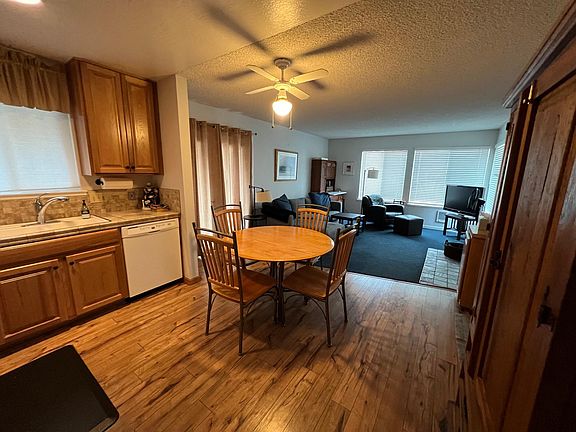 Kitchen (two additional chairs stored in closet)