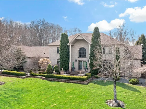 10 Briarwood Ln, New Wilmington, PA 16142