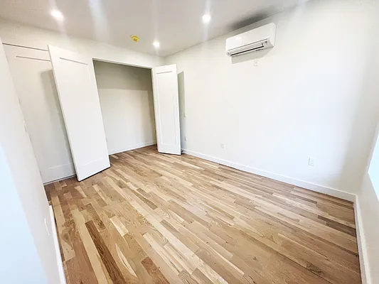 Rented by Manhattan Realty Group | media 11