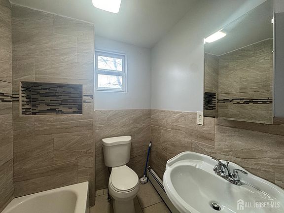 4th image of 556 Roosevelt Ave #1