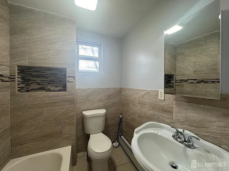 556 Roosevelt Ave #1 — Photo 4