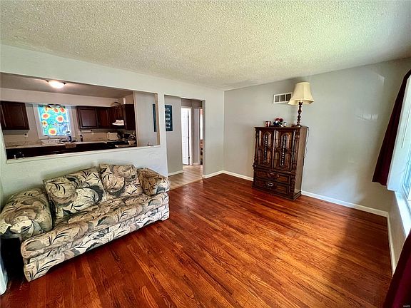 3rd image of 146 Flora Dr