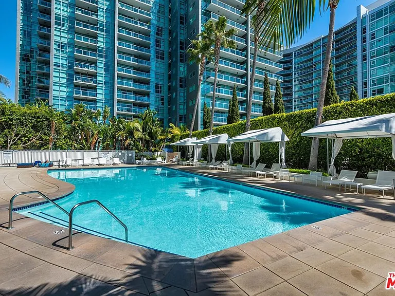 13700 Marina Pointe Dr #327 — Photo 42