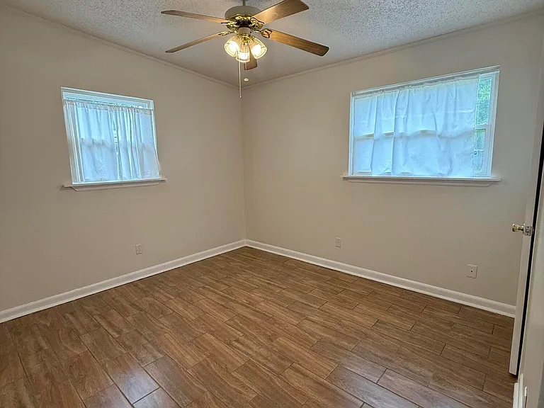 909 La Marche Dr — Photo 15