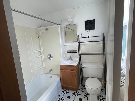 5th image of 1013 W Madison St