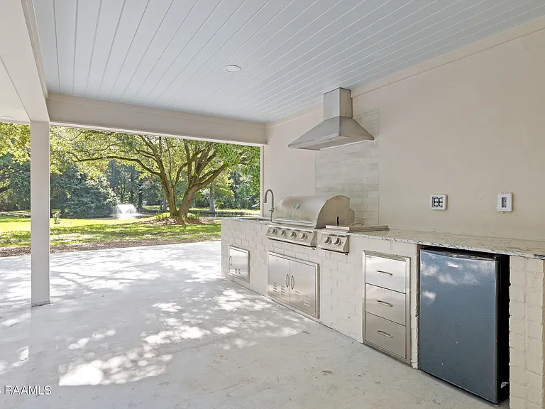 2407 E Broussard Rd — Photo 33