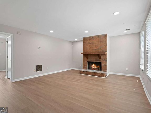 4th image of 909 Silverwood Dr