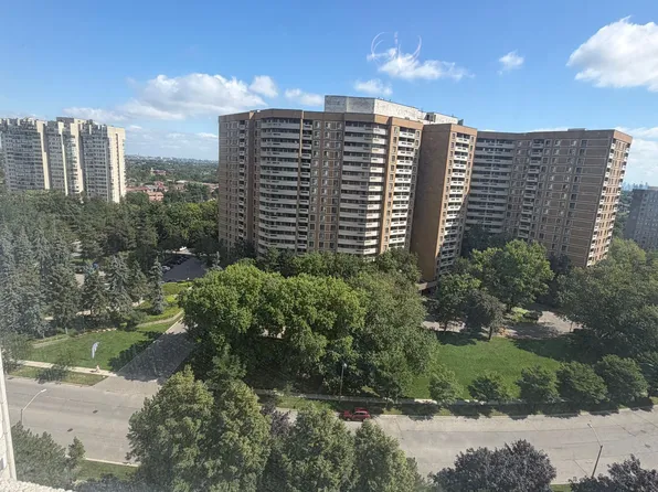 3700 Kaneff Cres #1501, Mississauga, ON L5A 4B8