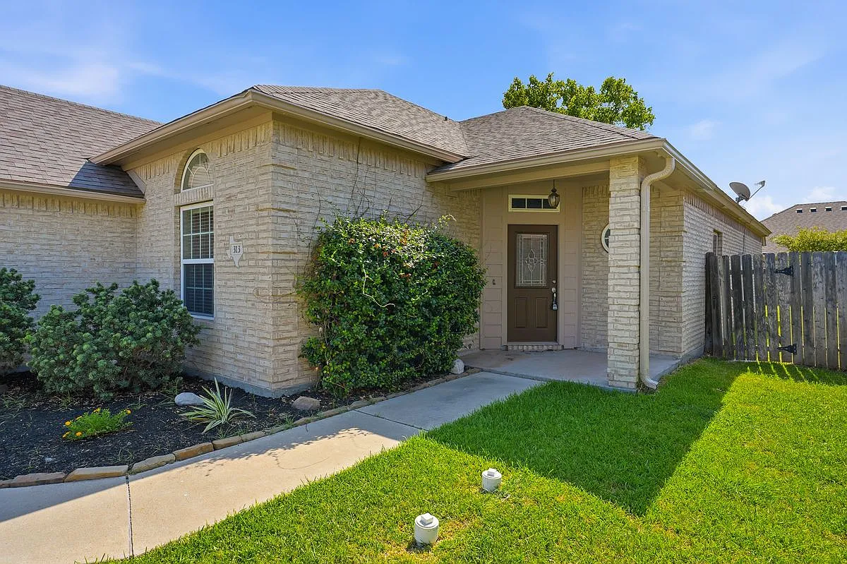 4 bed, 2.0 bath, 1731 sqft, $2,500 — Photo 3
