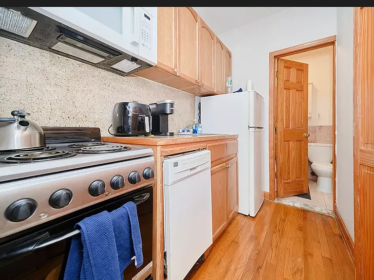 331 W 43rd St #3B — Photo 3
