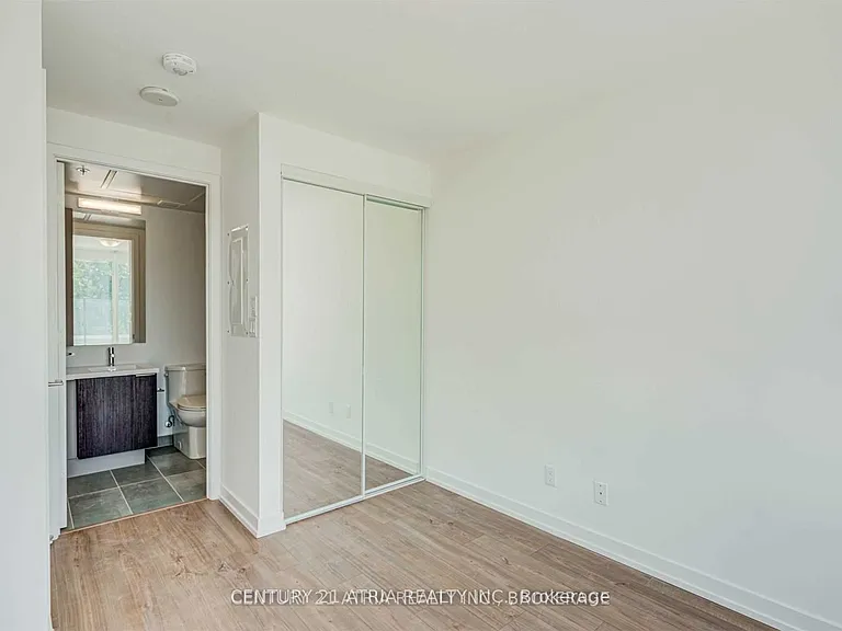 203 College St #512 — Photo 15
