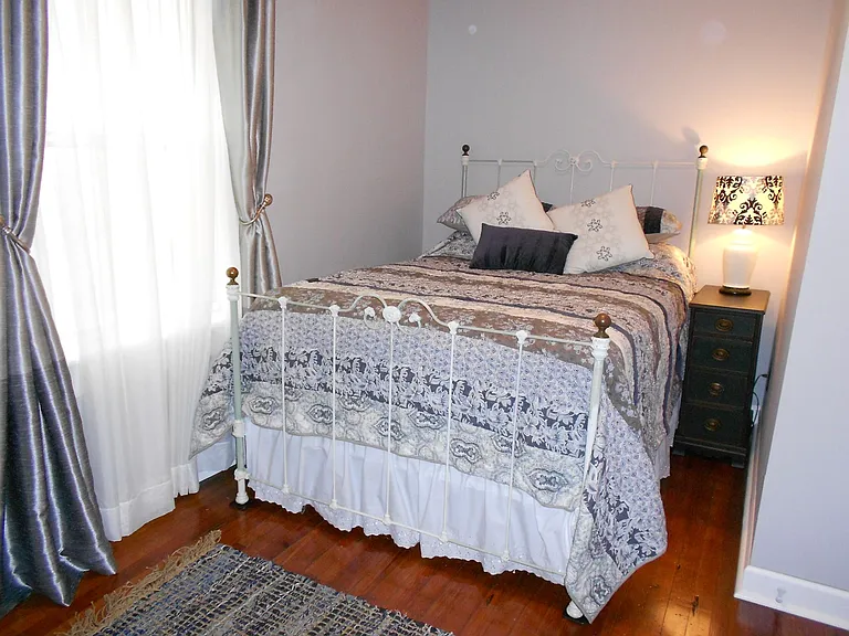 1103 Market St E — Photo 2