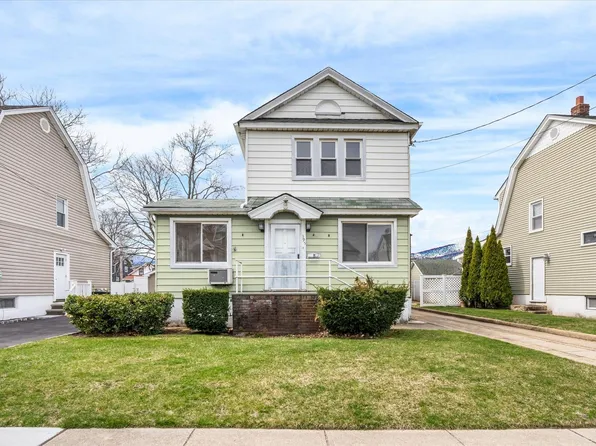 395 Hewlett Parkway, Hewlett, NY 11557