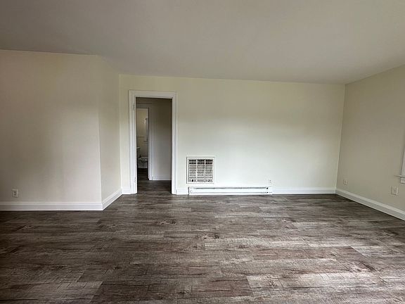 2nd image of 917 Oak Ln