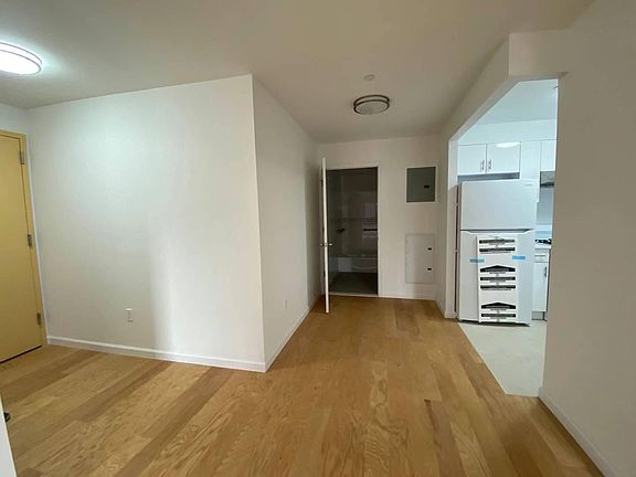 5th image of 42-29 Parsons Blvd #3E