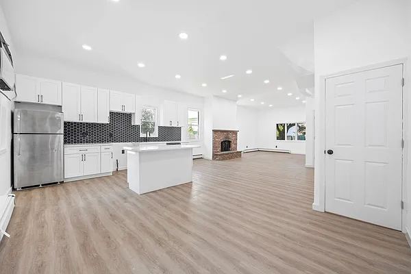 Sold by RE MAX Team | media 14