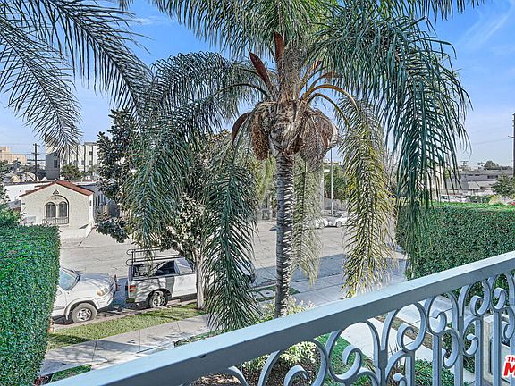 3rd image of 1023 N Wilcox Ave #201