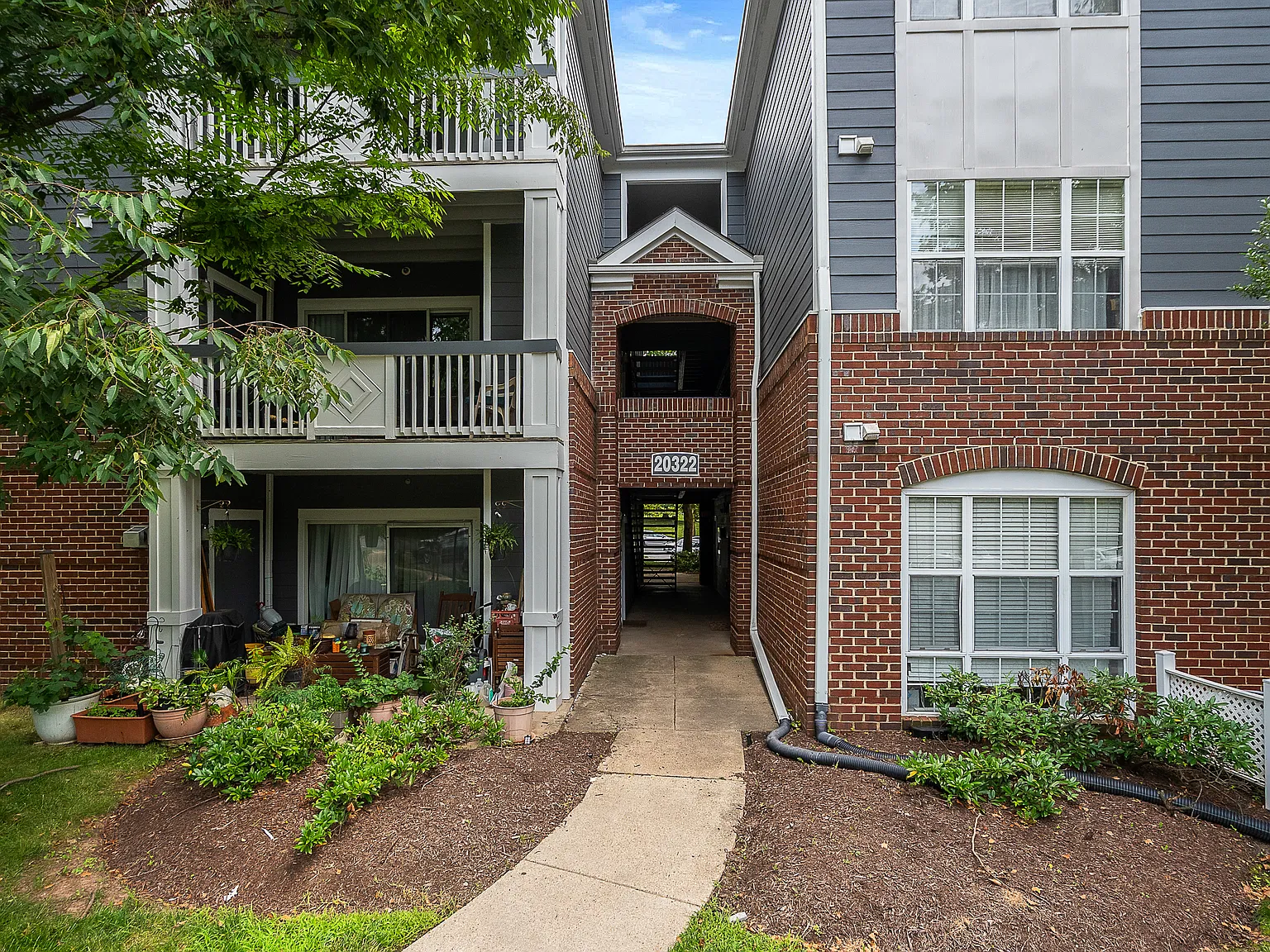 2 bed, 986 sqft, $2,325 — Photo 1
