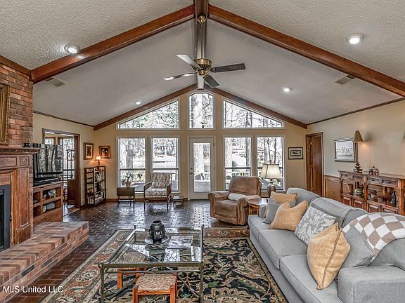 4th image of 402 Glen Cove Rd